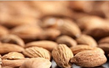 1. Этап. Нуга с миндалем: 1. Для начала подсушите в духовке или поджарьте на сухой сковороде орешки. Важно часто их помешивать, чтобы они не начали гореть. Параллельно подготовьте противень или большую форму, которую застелите пергаментом, предварительно смазанный маслом.