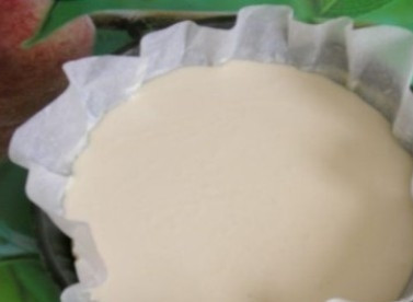 1. Этап. Торт на йогурте: Манку смешаем с разрыхлителем и добавим в получившуюся смесь. Тщательно размешаем и половину теста выливаем в форму диаметром 26-28 см. Пергамент смажем маслом.