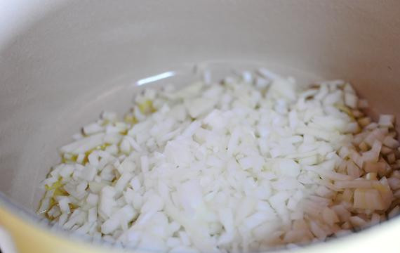 1. Этап. Морковный сквош: Добавьте лук и чеснок ...