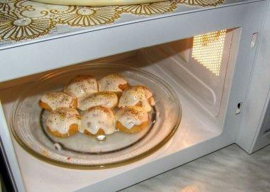 1. Этап. Картофель в микроволновке: Ставим картошку под майонезом в микроволновку. Мощность ставим 600 ватт, время - 12 минут.