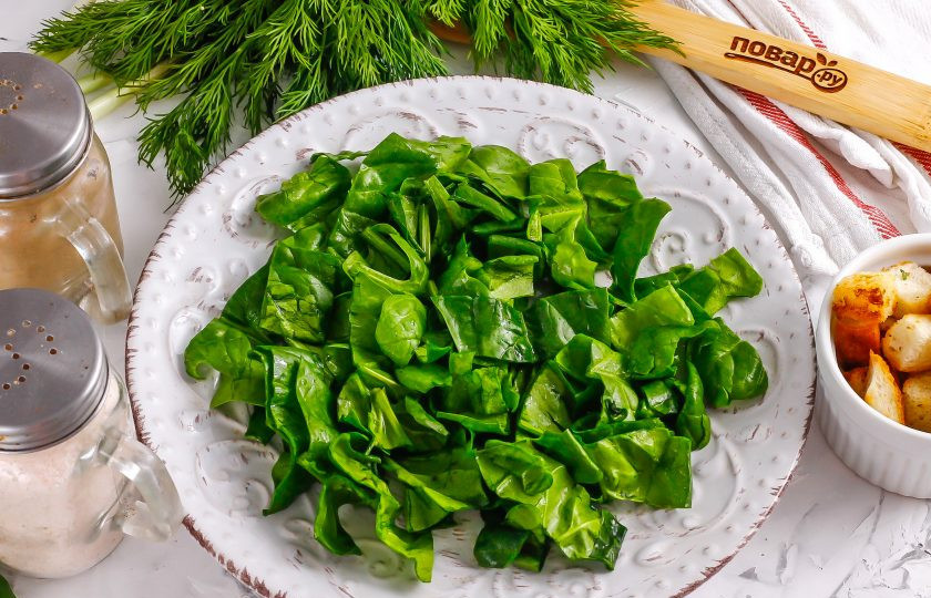 1. Этап. Салат с тунцом и сухариками: Разберите пучок шпината, и промойте листья с обеих сторон. Срежьте стебли и слегка обсушите листья бумажными салфетками, удаляя лишнюю влагу.