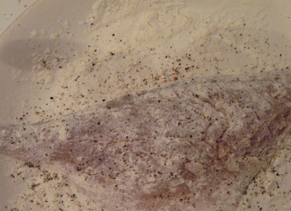 1. Этап. Лещ жареный: 2. В широкой миске смешайте муку, специи для рыбы, соль и перец по вкусу. Обваляйте в смеси филе леща с двух сторон.