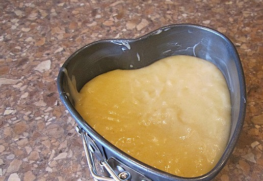 1. Этап. Кекс лимонный к Дню Любви: Форму для запекания смазать маслом, выложить туда готовое тесто заполнив ее на 3/4 высоты