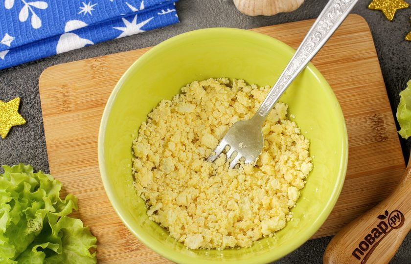 1. Этап. Фаршированные яйца Глаз дракона: Достаньте желтки и вилкой разотрите в крошку.