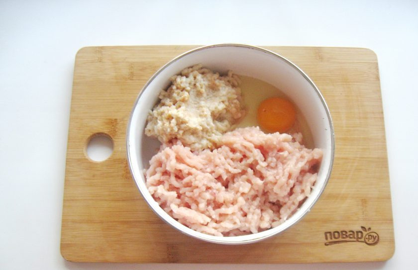 1. Этап. Куриные котлеты с базиликом: Добавьте яйцо.