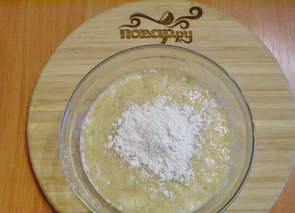 1. Этап. Цыбульники львовские: 5. Затем добавляем муку. Можно добавить щепотку соды для пышности.