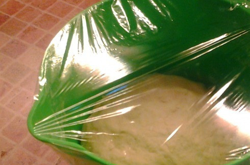 1. Этап. Крымская пахлава: Накрываем тесто пищевой пленкой и даем ему полежать минут 15.