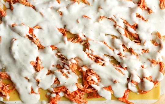 1. Этап. Куриная лазанья: 10. Поверх курицы выложите 1-2 ложки соуса.