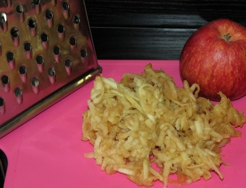 1. Этап. Вкусные оладьи на дрожжах: Яблочки вымойте и очистите. Удалите у них сердцевинку вместе с семечками. Затем натрите фрукт на крупной терке. Можно сбрызнуть лимонным соком, чтобы яблочко не потемнело.