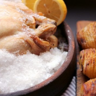 Курица, запеченная в соли