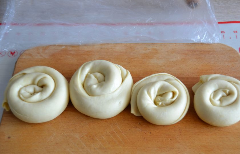 1. Этап. Лезгинский пирог с мясом и картофелем: Так поступите со всеми кусочками теста. Накройте тесто пленкой примерно на 20 минут.