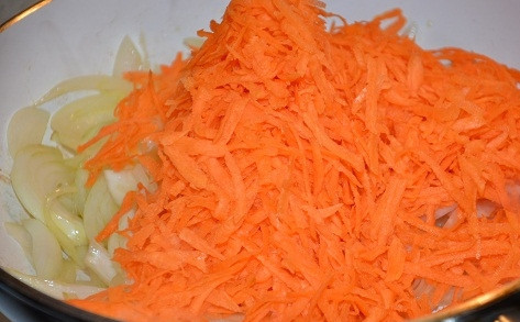 1. Этап. Плов в горшочке в духовке: Чистим лук и морковь. Нарезаем лук и натираем морковь на крупной терке. Обжариваем минут 10.