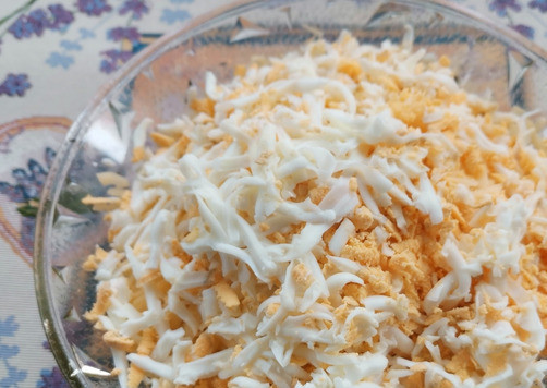 1. Этап. Салат Чайка: Яйца отварить, остудить, очистить и натереть на крупной тёрке.