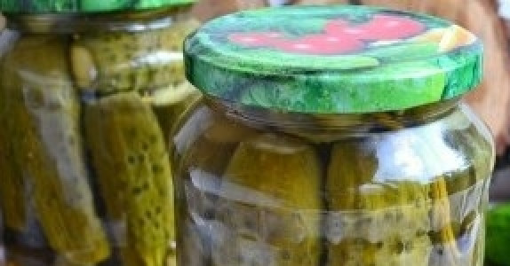 1. Этап. Маринованные корнишоны на зиму: 7. Закрутите крышки, банки переверните и укутайте одеялом, пока огурцы полностью не остынут. Храните при комнатной температуре.