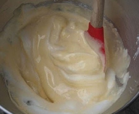 1. Stage. Chocolate sponge cake: Whisk the yolks with the rest of the sugar and beat until foam. Mix them with proteins.