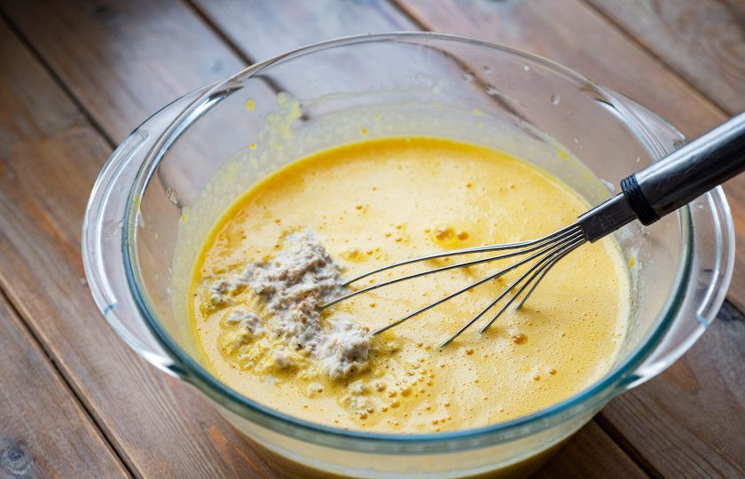 1. Этап. Тыквенно-овсяный пирог: Добавьте овсяно-молочную массу. Перемешайте венчиком.