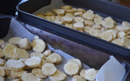 1. Этап. Пирог на банановой муке: 1. Первым делом покажу, как сделать в домашних условиях банановую муку. Очистите бананы, нарежьте их тонкими кружочками. Выложите на противень, застеленный пергаментом. Отправьте в духовку и сушите 2-3 часа при самой минимальной температуре. Также удобно использовать сушилку для овощей и фруктов. Летом можно высушить на солнце.