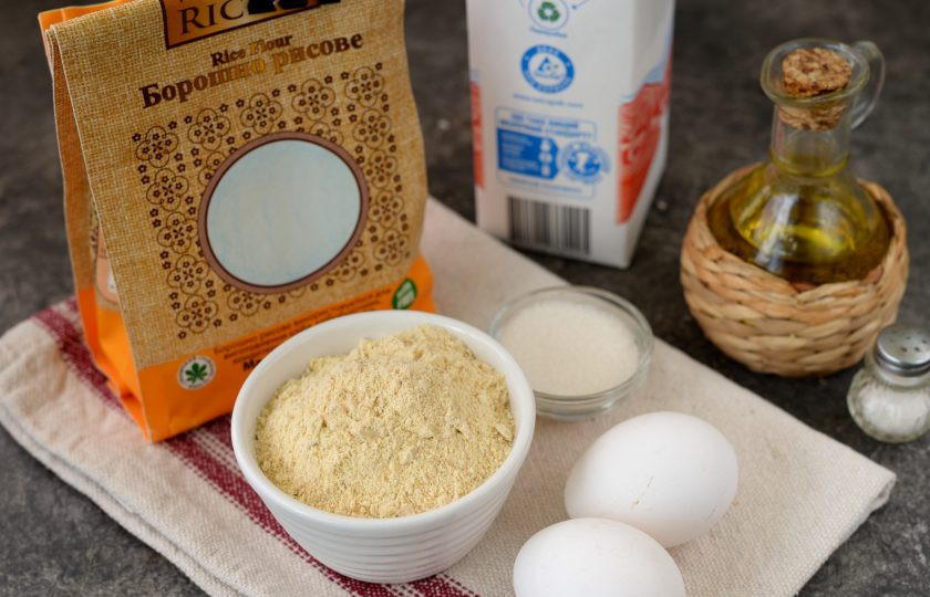 1. Этап. Блины без пшеничной муки: Подготовьте ингредиенты. Яйца и молоко должны быть комнатной температуры.