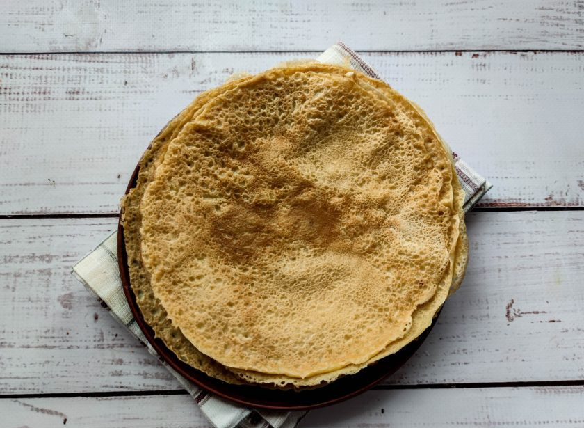 1. Этап. Блинчики с морковной начинкой: Жарьте блины на хорошо разогретой сковороде.