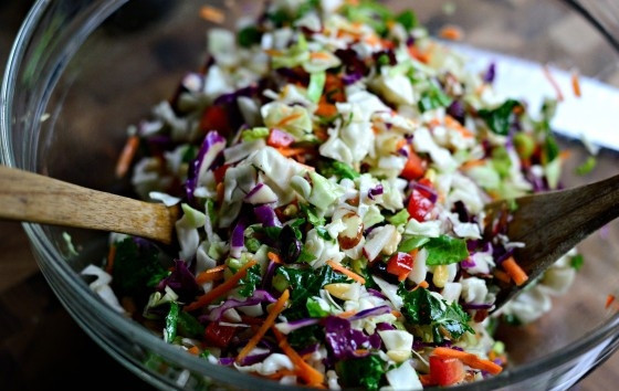 1. Этап. Салат из капусты с орехами: 6. В конце влейте заправку. Салат перемешайте. Всё готово! Приятного аппетита!