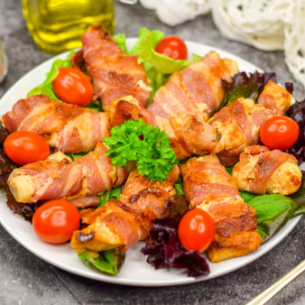 Закуска из куриного филе в беконе