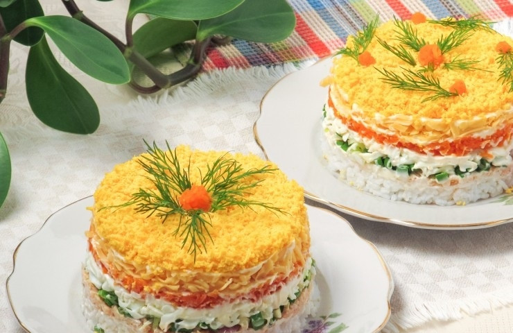 1. Этап. Салат Мимоза с рисом и сыром: 9. Украшаю салат тертыми на мелкой терке куриными желтками и веточкой зелени. Приятного аппетита!