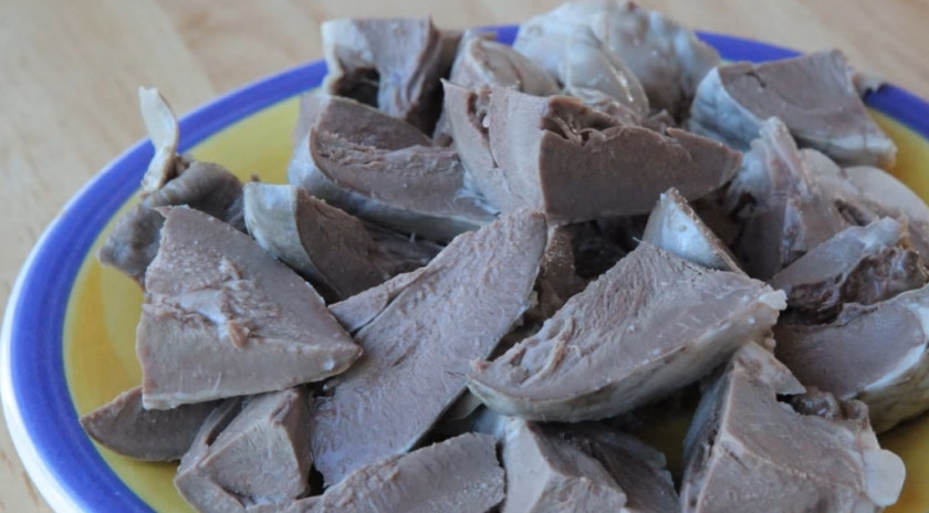 1. Этап. Блины, фаршированные ливером: 1. Отварите баранье сердце в течении 1 часа, измельчите его при помощи комбайна или мясорубки.