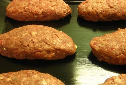 1. Этап. Зразы с яйцом в духовке: Теперь смазываем противень маслом и выкладываем на него зразы. Ставим противень в разогретую до 180 градусов духовку и запекаем в течение 40 минут. Приятного всем аппетита!