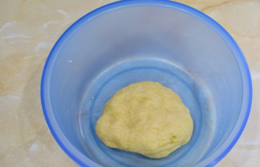 1. Этап. Галета с творогом и малиной: Накройте тесто пищевой пленкой и оставьте на столе минут на 15.