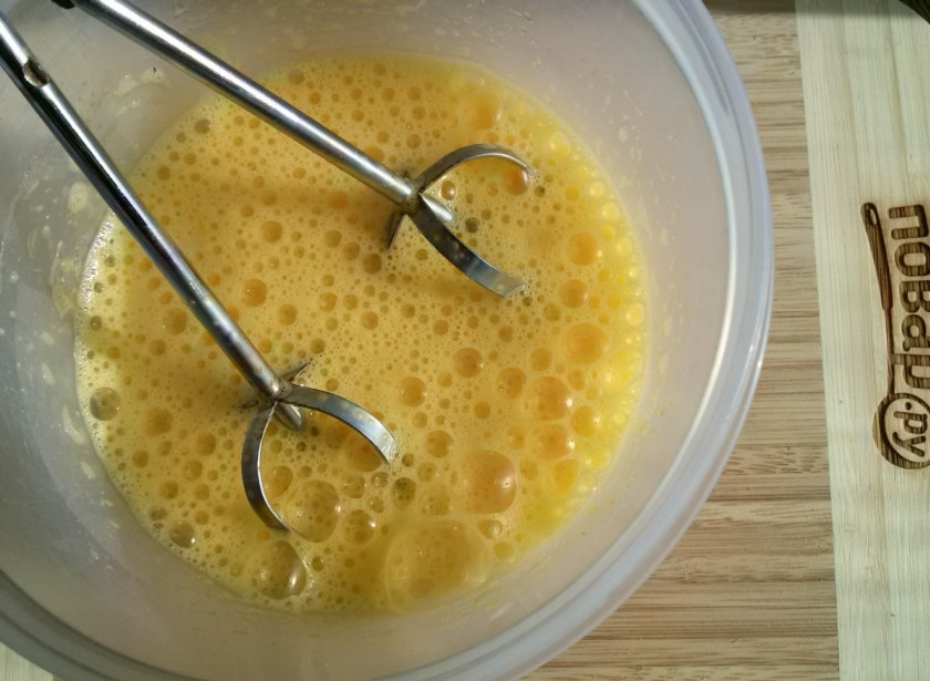 1. Этап. Меланж яичный: Взбейте их миксером в пышную пену.