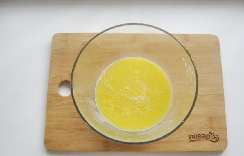 1. Этап. Дрожжевой пирог с малиной: Добавьте растопленное сливочное масло, которое перед этим немного охладите.