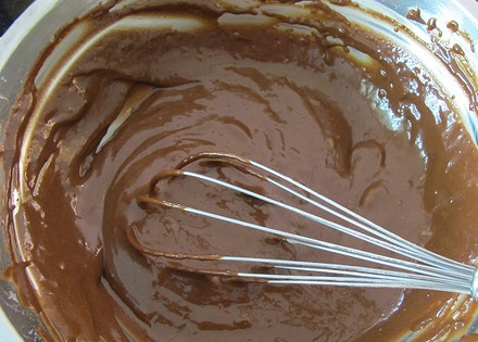 1. Этап. Шоколадный бисквит для торта: 5. Хорошенько перемешайте, чтобы получилось однородное тесто.