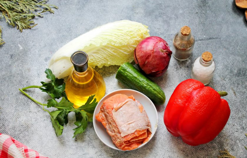 1. Этап. Салат с семгой и перцем: Подготовьте все необходимые ингредиенты для приготовления салата с семгой и перцем. Овощи вымойте, обсушите. Красный лук и болгарский перец почистите.