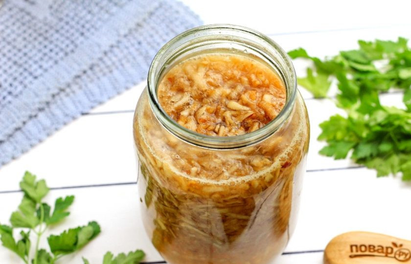 1. Этап. Домашний яблочный уксус: Выложите яблочную массу в банку или стеклянный контейнер и влейте отфильтрованную холодную воду. Перемешайте и накройте банку марлей или полотенцем.