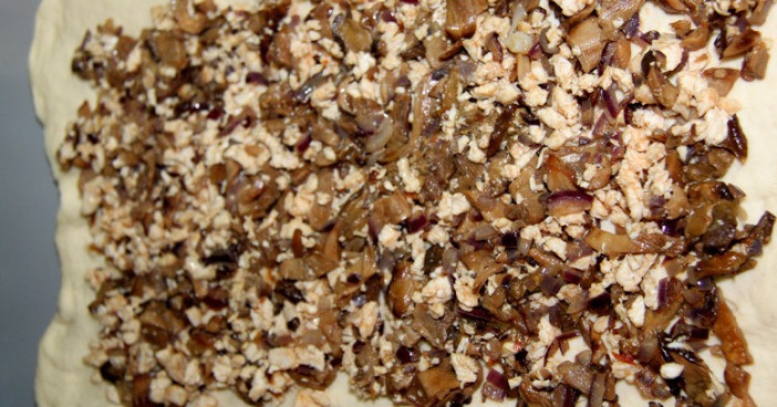 1. Этап. Штрудель с курицей и грибами: Раскатываем тесто и выкладываем начинку.