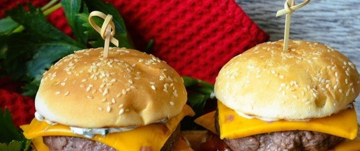 1. Этап. Бургер Пестрая осень: Подсушенную верхушку булочки смазать майонезным соусом и накрыть ломтик сыра. Скрепить шпажкой, бургер довольно высокий.