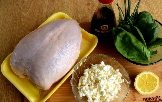 1. Этап. Куриные кармашки с творогом: Подготовьте необходимые продукты. Духовку разогрейте до 200°C. Зелень помойте. С куриной грудки снимите кожу, обмойте под прохладной водой, обсушите бумажными полотенцами, снимите с кости.