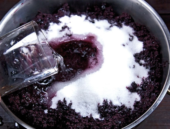 1. Этап. Вино из черной рябины в домашних условиях: Мезгу заправляем 1 стаканом сахара и 1,2 литрами воды. Массу накрываем крышкой и убираем на 7 дней бродить. Сок накрываем гидрозатвором, чтобы он тоже продолжал процесс брожения.