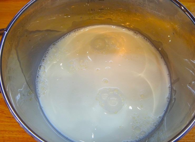 1. Этап. Тарталетки с фруктами в желе: Взбейте все миксером. Затем молоко отдельно доведите до кипения. Тонкой струйкой добавьте в яичную смесь. Перемешайте аккуратно, поставьте на огонь.