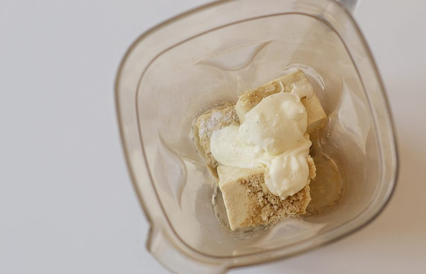 1. Этап. Постный киш: Тофу измельчите вместе с водой, постным майонезом, солью и пищевыми дрожжами до однородной консистенции.