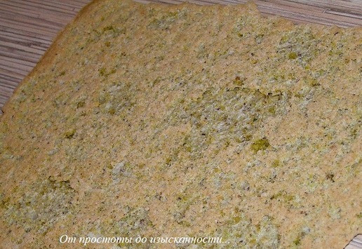 1. Этап. Фисташковое пирожное с брусничным семифреддо: Достаньте противень, переверните лист с бисквитом на ровную поверхность и снимите бумагу для выпечки.