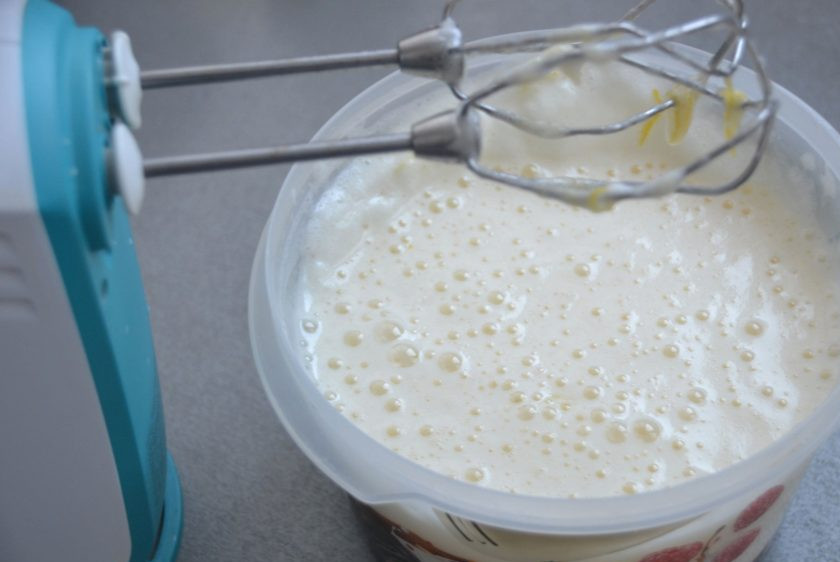 1. Этап. Лимонное парфе: Добавьте к белкам лимонную смесь, еще раз взбейте.