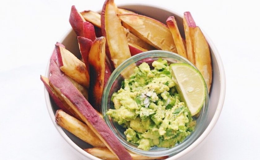 1. Этап. Закуска из батата с гуакамоле: 4. Переложите готовый батат в тарелку и подавайте сразу с приготовленным соусом.