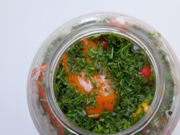 1. Этап. Маринованный перец без закатки: 9. Посыпать зеленью. Накрыть крышкой и убрать в темное место на ночь. Затем маринованный перец без закатки в домашних условиях можно хранить в холодильнике и пробовать, что получилось.