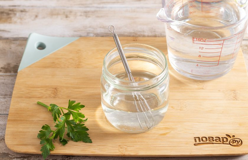 1. Этап. Закуска македонская: Для маринада растворите в 1 стакане горячей воды соль и сахар. Остудите, объедините с уксусом и остальной холодной водой.