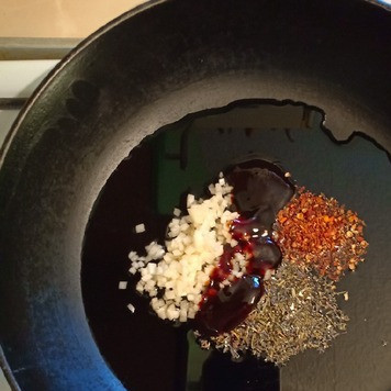 1. Этап. Паста с курицей под чесночно-томатным соусом: В хорошо разогретую сковороду налить немного растительного масла, добавить терияки, базилик, перец и чеснок.