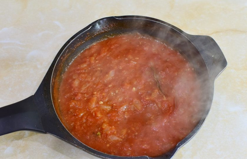 1. Этап. Классический соус Маринара: Доведите все до кипения и тушите на небольшом огне 15-20 минут. За это время лишняя жидкость из соуса испарится и он станет гуще. По времени варки ориентируйтесь по густоте соуса.