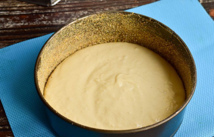 1. Этап. Заливной пирог с помидорами и сыром: Перелейте подготовленное тесто в фору круглой формы. Можете ее смазать предварительно маслом и посыпать манкой или измельченными сухариками.