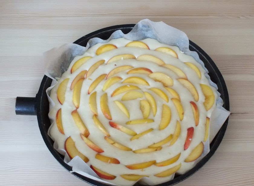 1. Этап. Фруктовый пирог: Включите духовку на 180 градусов. Возьмите форму, застелите пищевым пергаментом (если необходимо смажьте тонким слоем сливочного масла). Вылейте в нее тесто. Выложите пластинки нектаринов.