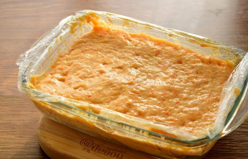 1. Этап. Пряное тыквенное суфле с отрубями: Вылейте в форму с пищевой пленкой.